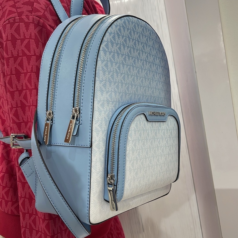 MICHAEL KORS Jaycee Medium Ombré Signature Logo Backpack
Light Sky
NWT - Picture 6 of 16